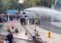 Tensionet jashtë Kuvendit të Shqipërisë, Policia shpërndan me ujë protestuesit