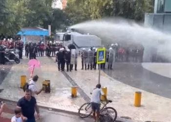 Tensionet jashtë Kuvendit të Shqipërisë, Policia shpërndan me ujë protestuesit