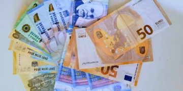 Euro në Shqipëri pas anëtarësimit në BE, ekspertët rendisin përfitimet ekonomike