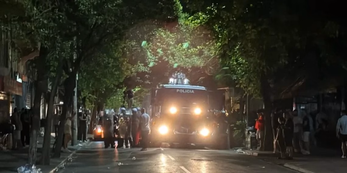 Protestues të maskuar shkatërruan çfarë u doli para, një police mbeti e lënduar – çfarë ndodhi gjatë mesnatës në Tiranë?