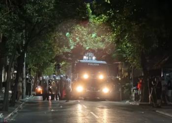 Protestues të maskuar shkatërruan çfarë u doli para, një police mbeti e lënduar – çfarë ndodhi gjatë mesnatës në Tiranë?