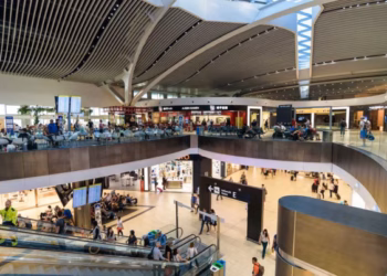 Pritje deri në pesë orë në aeroporte, BE-së i kërkohet pezullimi i kontrolleve të reja biometrike