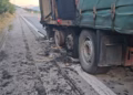 Digjet kamioni me targa të Kosovës në Rrugë të Kombit, mbetet në rrugë dhe pengon trafikun