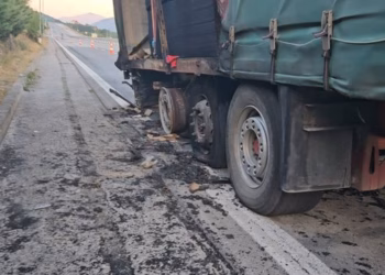 Digjet kamioni me targa të Kosovës në Rrugën e Kombit, mbetet në rrugë dhe pengon trafikun