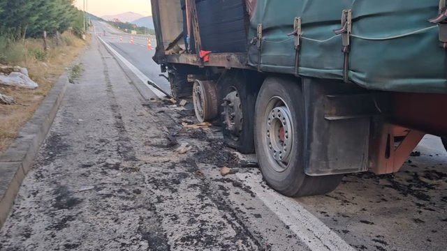 Digjet kamioni me targa të Kosovës në Rrugën e Kombit, mbetet në rrugë dhe pengon trafikun