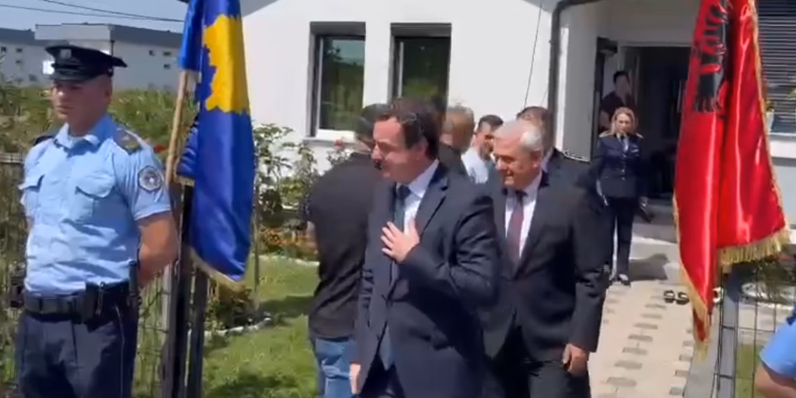 Kurti dhe Sveçla në vizitë te shtëpia e heroit Afrim Bunjaku