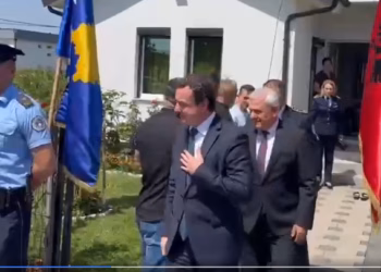 Kurti dhe Sveçla në vizitë te shtëpia e heroit Afrim Bunjaku