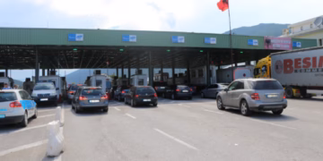 Kolona të gjata në dalje nga Kosova drejt Shqipërisë, QKMK apelon për kujdes dhe përdorim të pikave të tjera kufitare