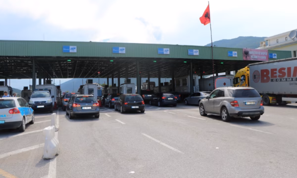 Kolona të gjata në dalje nga Kosova drejt Shqipërisë, QKMK apelon për kujdes dhe përdorim të pikave të tjera kufitare