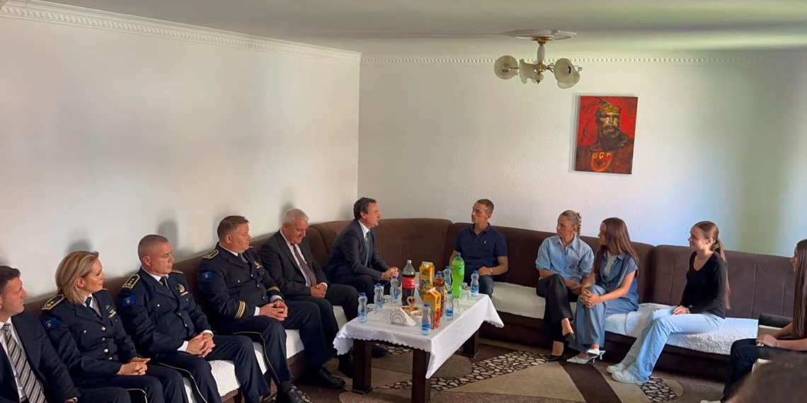Albin Kurti e Xhelal Sveçla vizitojnë familjen e ish-policit që u bë hero i Kosovës, Enver Zymberi
