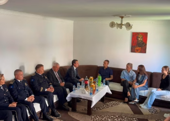 Albin Kurti e Xhelal Sveçla vizitojnë familjen e ish-policit që u bë hero i Kosovës, Enver Zymberi