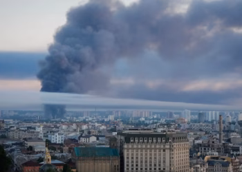 Rusia dhe Ukraina shkëmbejnë sulme, ndërsa raportohen viktima civile nga të dyja palët