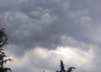 Parashikimi i motit për të dielën, priten rrebeshe shiu