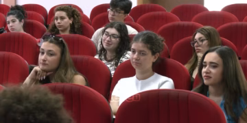 “Në Kosovë është bërë përparim i madh” – historia e amerikanit në Universitetin Veror të Prishtinës
