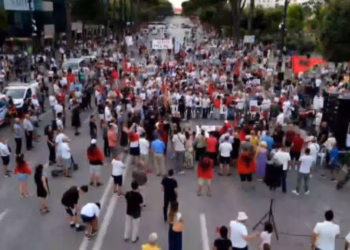 Protesta në Tiranë në ditën e 42-të, qytetarët marshuan sërish në rrugët e qytetit