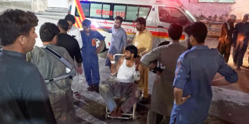 11 oficerë policie dhe 15 sulmues mbesin të vrarë pas një bastisjeje në një postë policie në Pakistan