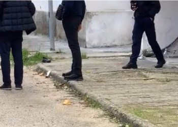 Një person në Podujevë ushtron dhunë ndaj djalit të tij dhe tenton të hidhet nga kati i dytë i shtëpisë