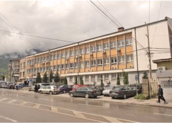 Gjykata në Pejë vendos një muaj paraburgim për 26-vjeçarin që dyshohet se vrau aksidentalisht babain e tij në Strellc të Deçanit