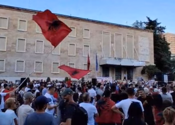 Dita e 37-të e protestës në Tiranë, thirrje për dorëheqje të qeverisë