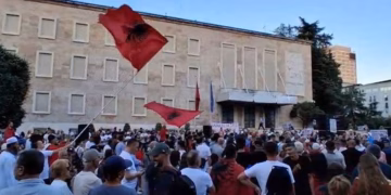 Dita e 37-të e protestës në Tiranë, thirrje për dorëheqje të qeverisë