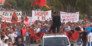 Protesta hyn në ditën e 46-të, qytetarët protestojnë para Kryeministrisë