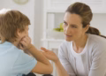 Si ta ndëshkoni fëmijën pa e dëmtuar emocionalisht, 9 mënyra