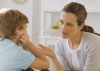 Si ta ndëshkoni fëmijën pa e dëmtuar emocionalisht, 9 mënyra