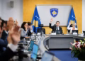 Qeveria në detyrë ndan mbi 255 mijë euro për tekstet e nxënësve në Luginë, miratohen edhe tri vendime