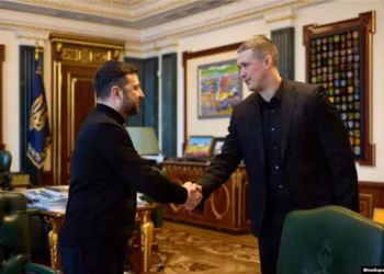 Shkarkimi i ministrit të Mbrojtjes nxit protesta në Ukrainë