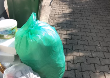 Banorët në Kodrën e Trimave në hall nga mbeturinat, nuk janë larguar prej disa javësh
