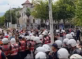 Përshkallëzohet protesta në Shqipëri, hidhen gurë drejt efektivëve, policia përgjigjet me ujë dhe gaz lotsjellës