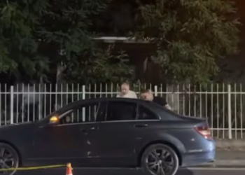 Shëngjini kaplohet nga zjarret, lëndohet një shofer brenda veturës së tij