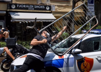 Përplasjet në protestën para Parlamentit në Shqipëri, arrestohen 19 persona, procedohen penalisht 12 të tjerë