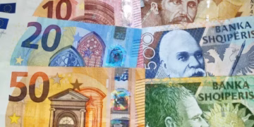 Kur zyrtarizohet euroja në Shqipëri, plani pas anëtarësimit