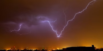 Stuhitë godasin Francën, 13 mijë familje pa energji elektrike
