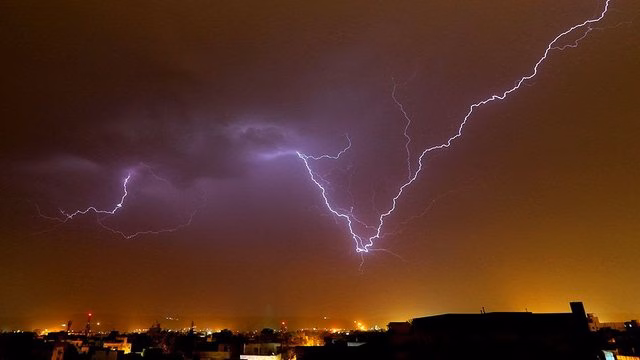 Stuhitë godasin Francën, 13 mijë familje pa energji elektrike