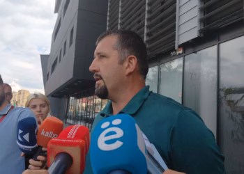 Fermerët, “Vita” dhe Ministria e Bujqësisë arrijnë marrëveshje të përkohshme, grumbullimi i qumështit rifillon nga sonte