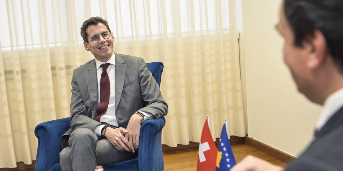 Ambasadori zviceran i jep lamtumirën Kosovës: Ishte nder të shërbeja në këtë vend