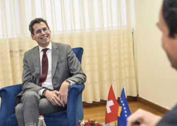 Ambasadori zviceran i jep lamtumirën Kosovës: Ishte nder të shërbeja në këtë vend