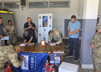 KFOR-i amerikan dhuron pajisje për zjarrfikësit e Ferizajt