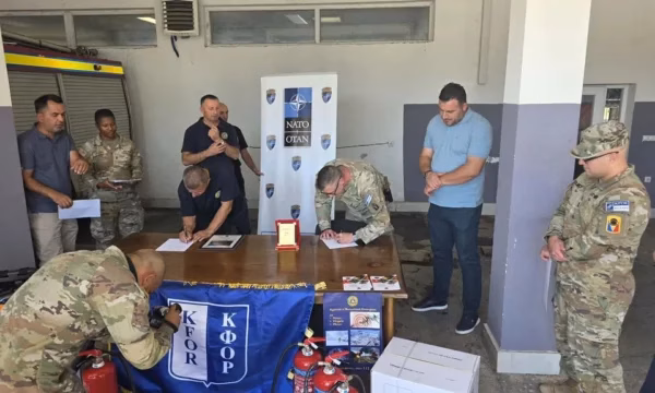KFOR-i amerikan dhuron pajisje për zjarrfikësit e Ferizajt