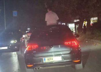 Pasagjeri nxori gjysmën e trupit nga vetura, shoferi gjobitet me 150 euro