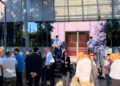 Deputetët e PDK afrohen te hyrja ndërtesës së Qeverisë, e pyesin sigurimin nëse ka ardhur Kurti