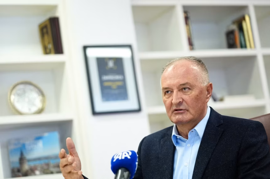 Ministri i Mbrojtjes i Bosnjës akuzon Vuçiqin se ka futur grupe të armatosura të padeklaruara në BiH