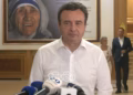 Pa xhaketë e me pantallona të përlyera me vezë, Kurti ripërsërit rëndësinë e marrëveshjes politike