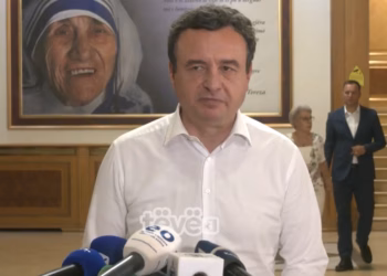 Pa xhaketë e me pantallona të përlyera me vezë, Kurti ripërsërit rëndësinë e marrëveshjes politike
