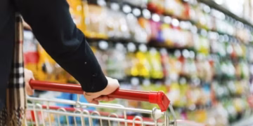 Çmimet rëndojnë familjet në Shqipëri, mishi e bulmeti kushtojnë 35% më shumë, transporti shtrenjtohet deri 60%