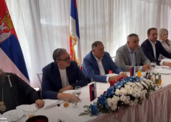 Skandal: Vuçiq, Vulin dhe Dodik festojnë me këngë nacionaliste derisa në Kosovë vazhdojnë gërmimet për varreza masive
