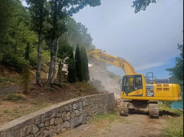Rrënimi i objekteve në Ujman, Gjykata e Mitrovicës del në terren për vendshikim