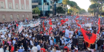 72 ditë protestë, qytetarët vijojnë tubimin para Kryeministrisë